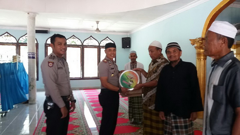 Masjid Nurul Iman Dapat Bantuan dari Kapolsek, 1 Jam Dinding